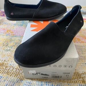 Art - NEW Women’s Black Slip-On Shoes 41
